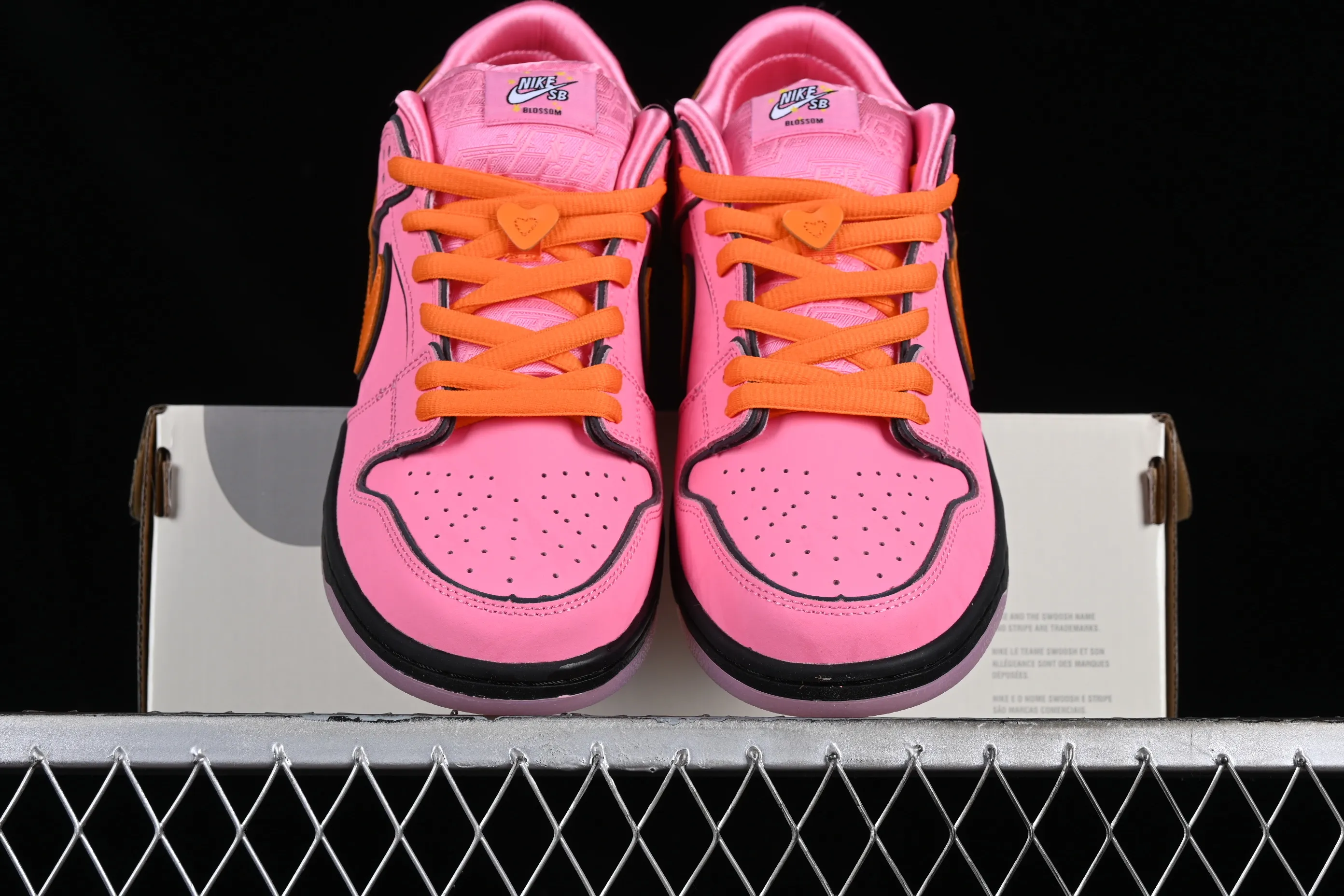 All Categories Nk SB Dunk Series Nk SB Dunk Low Low-top sneakers J version The Powerpuff Girls x Nk SB Dunk Low Powerpuff Girls joint model Low-top casual sneakers FD2631-600
